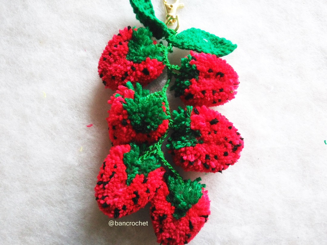 Bancrochet พวงกุญแจห้อยกระเป๋าสตรอเบอรี่ Stawberry pom poms fruits keychains สีแดง 6