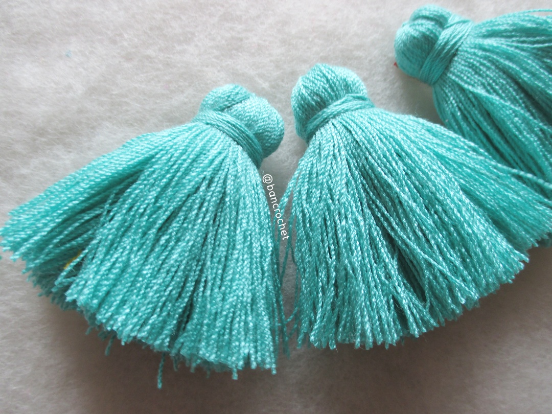 พู่แบบหนาฟู ขนาด 2 นิ้ว 4 ply tassel crochet acrylic yarn 4 ply เขียว 2 นิ้ว