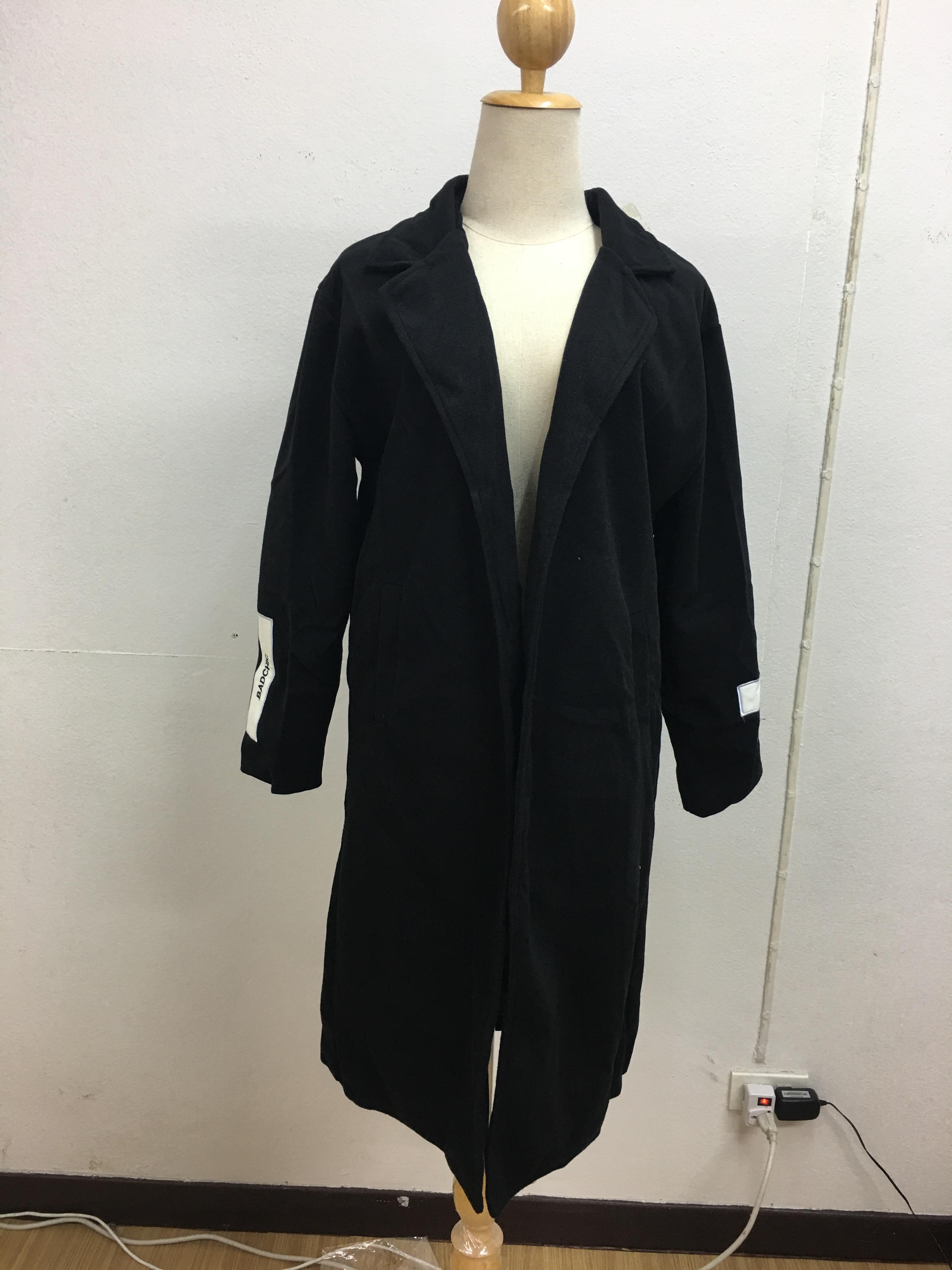 เสื้อโค้ทกันหนาว สไตล์เกาหลี ตัวโคล่ง สีดำ ผ้าสำลีผสมสักกะหลาด ไม่หนามาก ทรงสวย บุซับในกันลม พร้อมส่งจ้า same pic