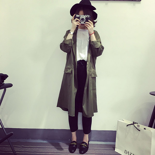 เสื้อคลุมสไตล์เกาหลี สีเขียวทหาร ทรงยาว ผ้าเนื้อด้าน ไม่หนา ใส่คลุมกำลังดี เท่ๆ พร้อมส่งเลยจ้า สีเขียวทหาร