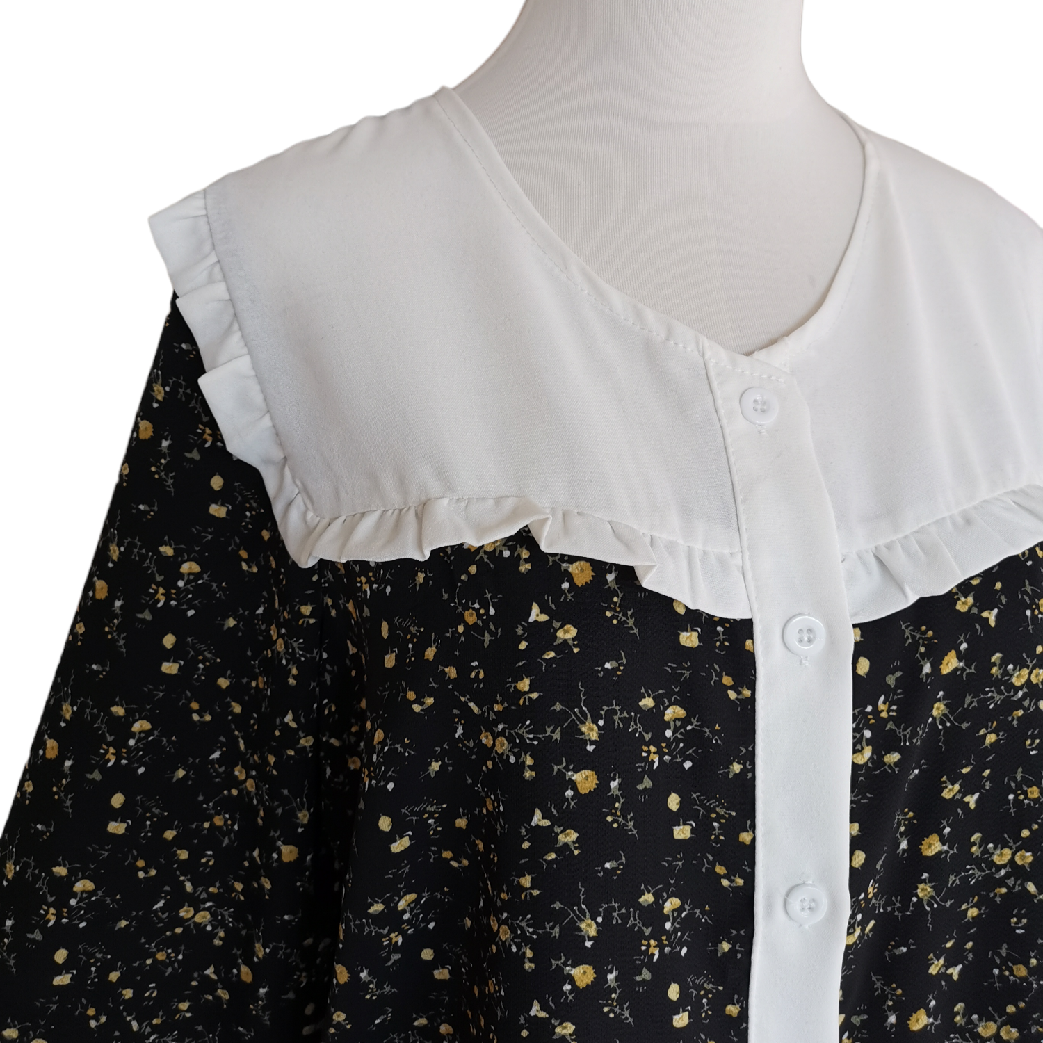 Blouse4039 เสื้อชีฟองลายดอกไม้สีดำช่วงอกสีขาว แขนยาวระบายข้อมือ กระดุมผ่าหน้าใส่ง่าย ผ้าชีฟองเกรดพรีเมียมเนื้อดีหนานุ่มใส่สบายไม่ร้อนไม่ยับง่าย งานสวยแมทช์ง่าย ใส่กับอะไรก็เข้า ใส่เที่ยว/ใส่ทำงานได้