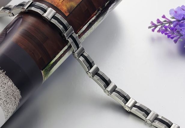 สร้อยข้อมือผู้ชาย กำไลข้อมือผู้ชาย สาย สแตนเลสแท้ ผสมผสาน กับ Silicone สีดำ เพิ่มความเข้ม ของสร้อยได้อย่างลงตัว no 643130