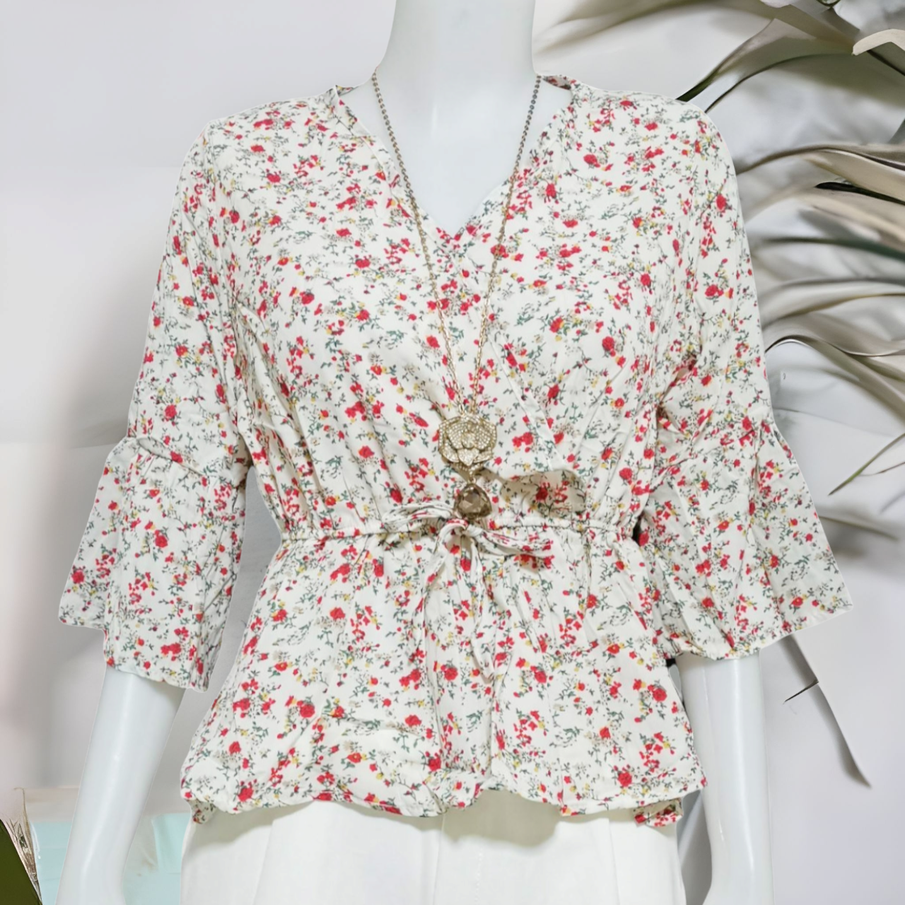 Blouse4053 เสื้อคอวีลายดอกไม้ แขนสามส่วนระบาย เอวสม็อคยางยืด ผ้าชีฟองเนื้อหนานิ่มใส่สบาย งานน่ารัก ใส่เที่ยว/ใส่ทำงานได้ มี 4 สี ดำ, ครีม, ชมพู, ฟ้า