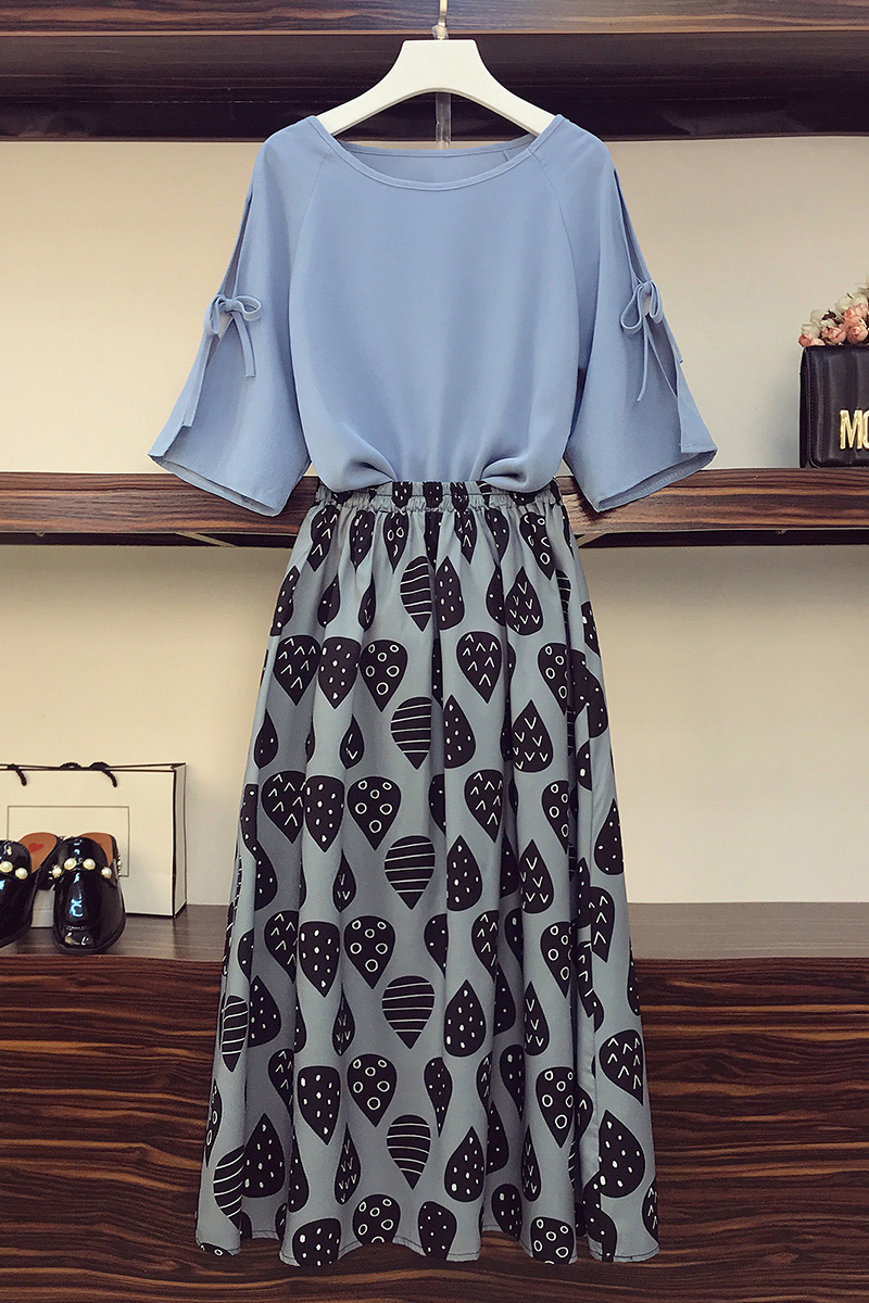 Set_bs1776 ชุดเซ็ท 2 ชิ้น(เสื้อ+กระโปรง) เสื้อแฟชั่นแขนผ่าผูกโบว์สีพื้นฟ้าคราม + กระโปรงยาวลายกราฟฟิคเอวยางยืด ผ้าโพลีเนื้อดีนุ่มใส่สบายผ้าเนื้อดีเรียบสวยไม่ยับง่าย งานเซ็ทเข้าชุดสุดน่ารัก ดีเทลเก๋ๆ ดีงาม แมทช์ได้ลงตัวเข้ากันดูดีที่สุด