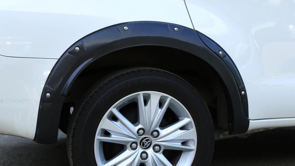 คิ้วล้อ V2 มีน็อต All New Innova