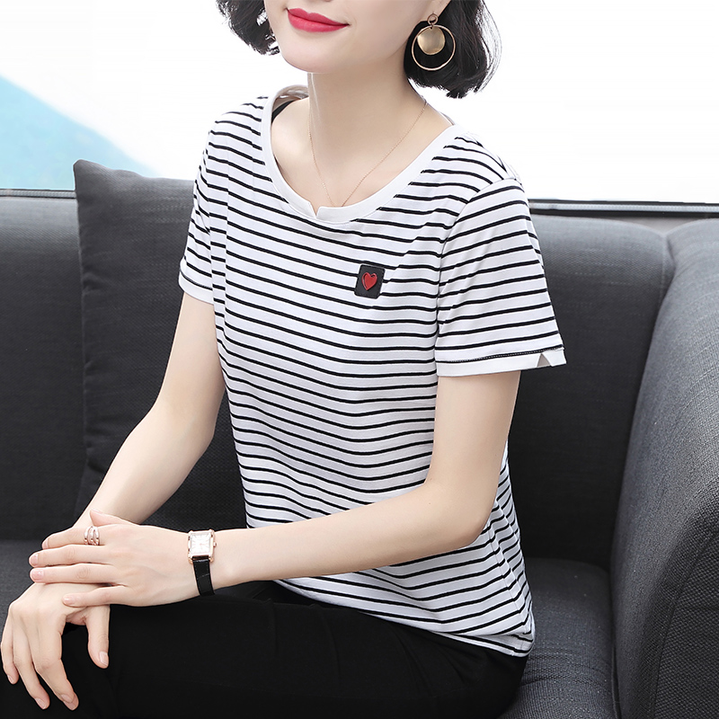เสื้อยืดคอตตอนเรียบหรู