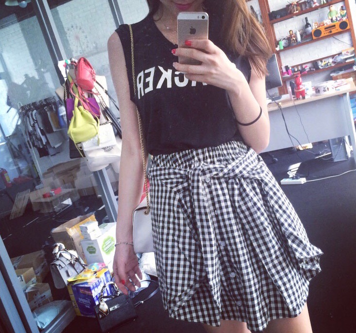 พร้อมส่ง - กระโปรงสั้น ลายสก๊อตสีขาวดำ แต่งช่วงเอวเป็นแขนเสื้อผูก เก๋ๆ same pic