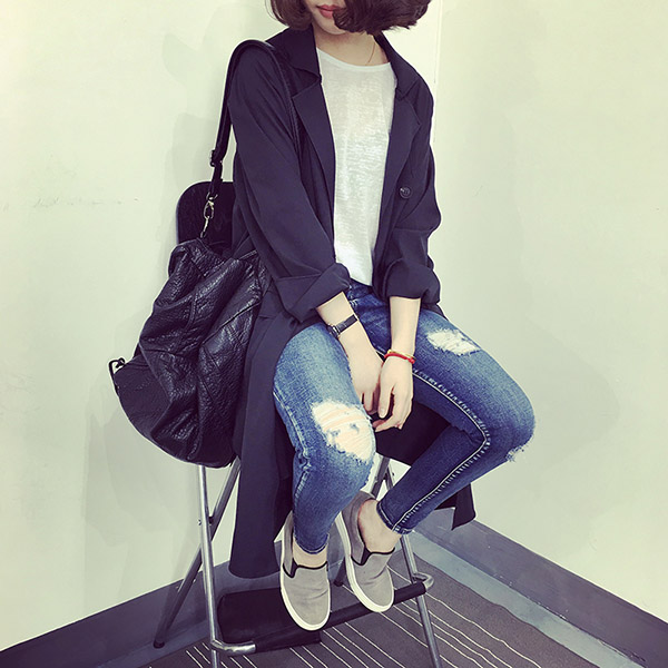 เสื้อคลุมสไตล์เกาหลี ทรงยาว ผ้าเนื้อด้าน ไม่หนา ใส่คลุมกำลังดี เท่ๆ พร้อมส่งเลยจ้า สีกรมท่า