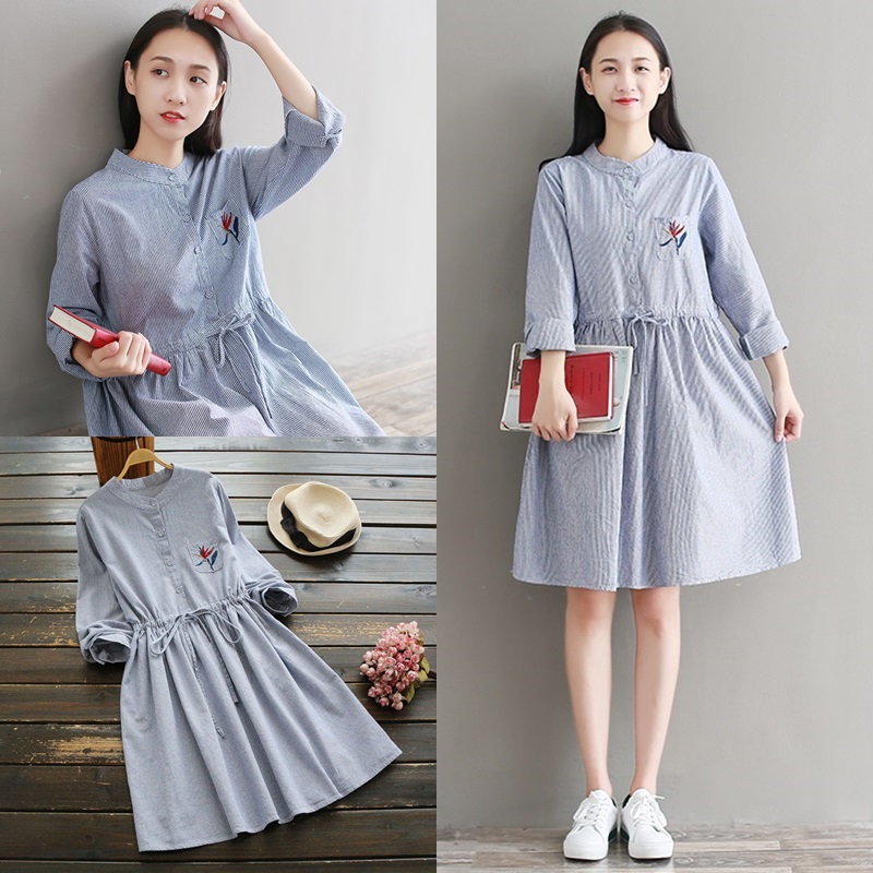 Dress4534 เดรสแขนยาวคอจีนลายริ้วเล็กสีฟ้าขาว กระดุมหน้าครึ่งตัว มีกระเป๋าอกงานปักรูปดอกไม้ มีเชือกรูดผูกเอวปรับได้ตามสัดส่วน แขนยาวกระดุมข้อมือ ผ้าคอตตอนลินินเนื้อดีเรียบสวยไม่ยับง่าย ดีไซน์น่ารักสไตล์สาวญี่ปุ่น งานตัดเย็บอย่างดี ใส่เที่ย