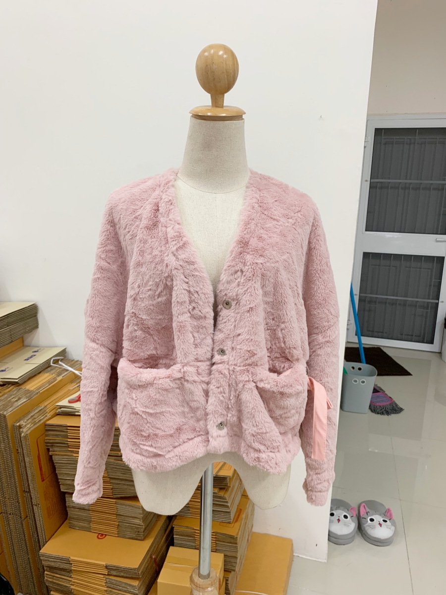 เสื้อกันหนาว แขนยาว ขนแมวนุ่มสุดๆ ใส่แล้วเป็นคุณหนูขึ้นมาทันที งานดีพร้อมส่งจ้า สีชมพูนู๊ด