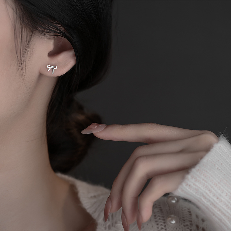 ต่างหูเงินแท้S925 รุ่น Gift ต่างหู stud รูปผูกโบว์ สีเงินเล็กๆ เงินแท้ทั้งชิ้น ตุ้มหูเงิน Silver925