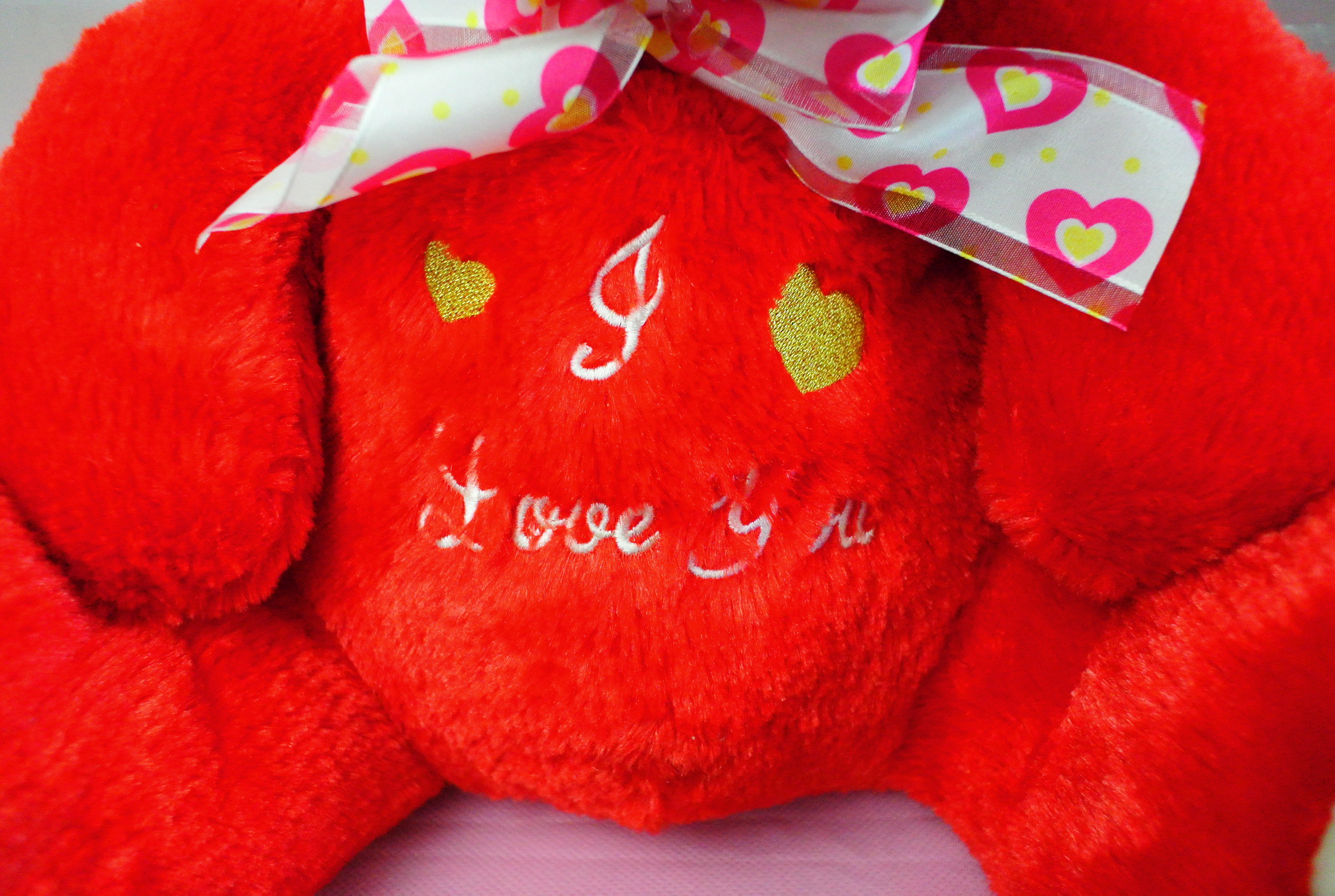 ตุ๊กตาหมีสีแดง อกปักตัวอักษร I LOVE YOU