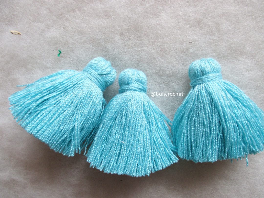 พู่แบบหนาฟู ขนาด 2 นิ้ว 4 ply tassel crochet acrylic yarn 4 ply ฟ้า 2 นิ้ว