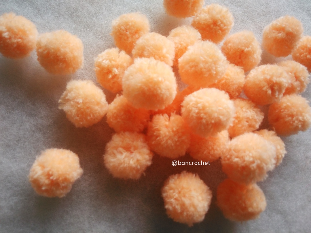 ปอมปอมไหมพรม ขนาด 2.5-3 ซม pom poms crochet ส้มอ่อน 2.5-3ซม.