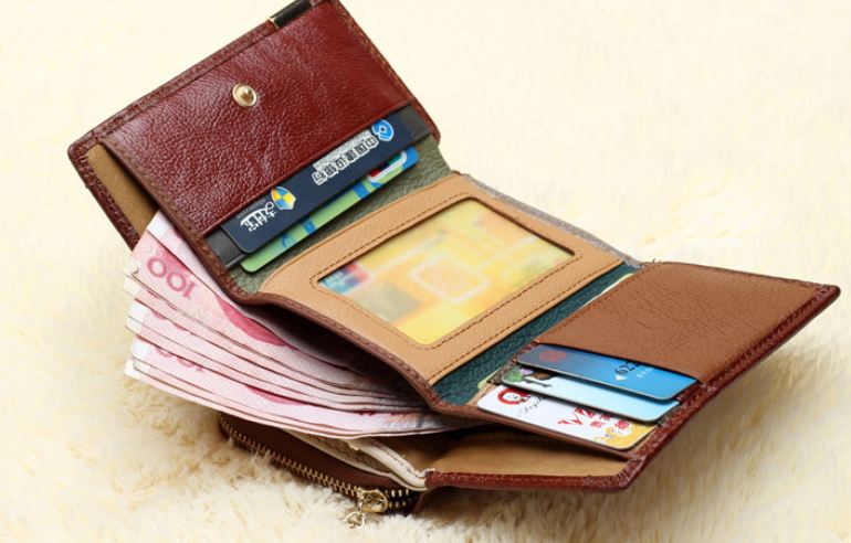 กระเป๋าสตางค์ผู้หญิง ใบสั้น กระเป๋าสตางค์ หนังแท้ ดีไซน์ ลาย คลาสสิค เย็บหลายสี 2 พับ ช่องเหรียญแยก สีน้ำตาล แต่งลายหนังสลับสี 64115