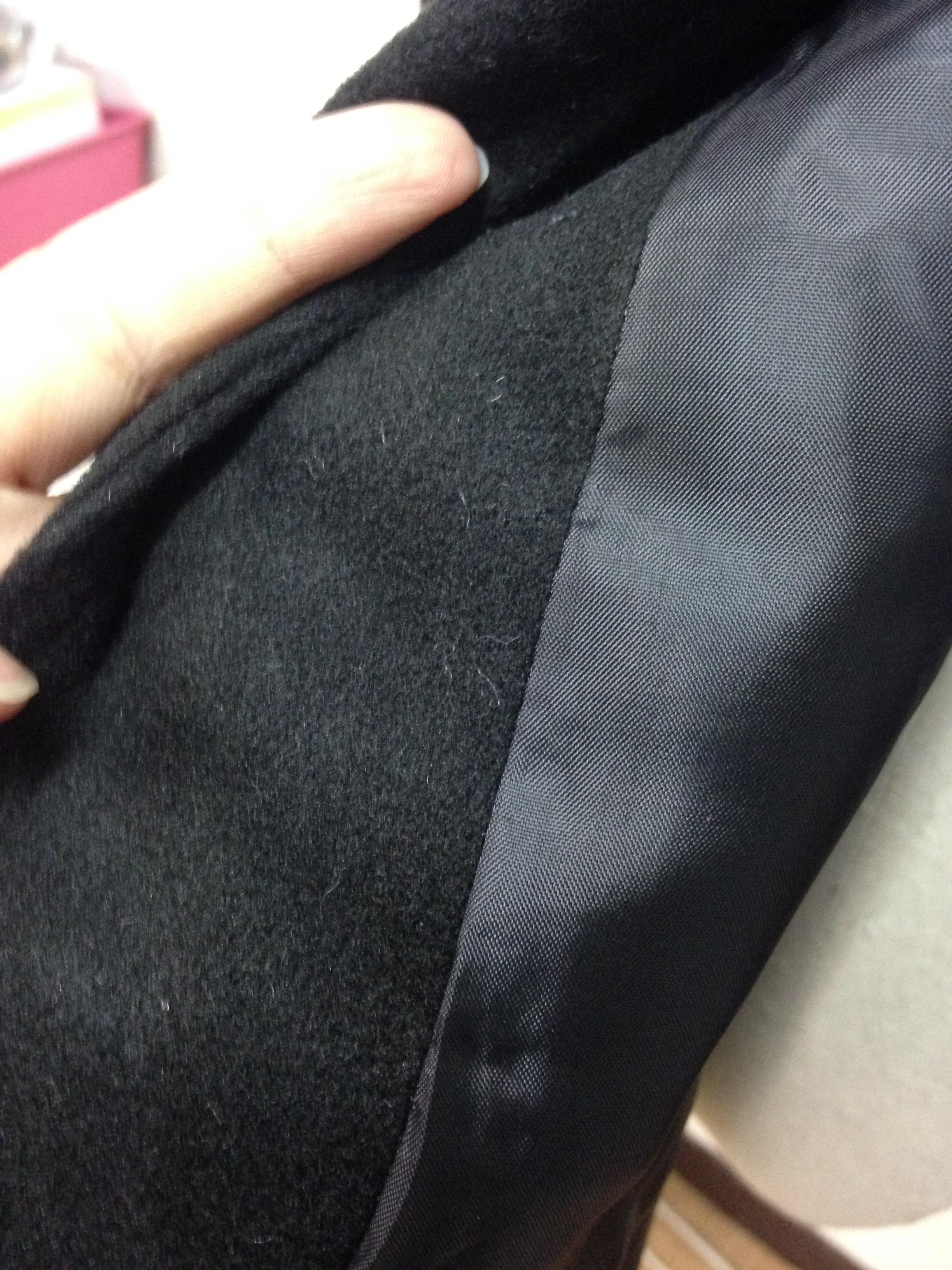 เสื้อโค้ท สีดำ แต่งขนเฟลอรอบฮู้ด (ถอดฮูดไม่ได้นะคะ) น่ารักมาก เนื้อผ้าสำลีไม่หนา บุซับในกันลม (ตัวขนของจริงจะฟูประมาน3/4ของในรูปจ้า) ดำ