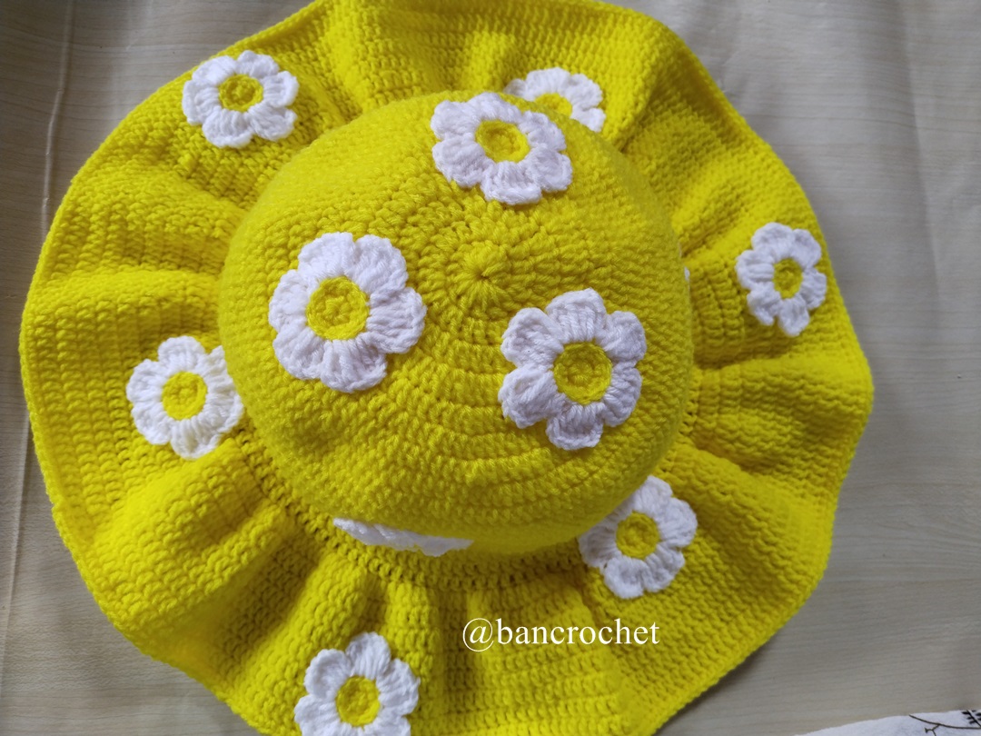 Bancrochet หมวกถักโครเชต์สีเหลืองสดใสประดับดอกไม้ crochet hat เหลือง
