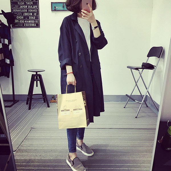 เสื้อคลุมสไตล์เกาหลี ทรงยาว ผ้าเนื้อด้าน ไม่หนา ใส่คลุมกำลังดี เท่ๆ พร้อมส่งเลยจ้า สีกรมท่า