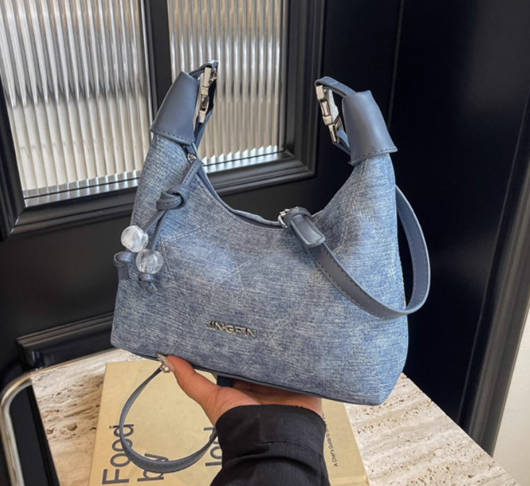 กระเป๋าสะพายข้าง ผู้หญิง ผ้ายีนส์ กระเป๋าสะพายใหญ่ สวย ๆ ผสมผสาน กับหนังแท้ อย่างลงตัว 217973