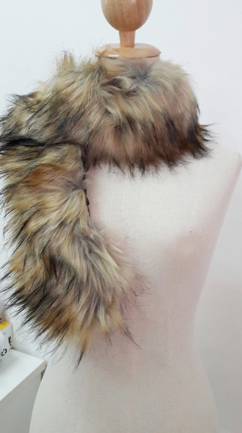 ขนเฟอร์ fur สีน้ำตาลอ่อนแซมดำ ขนฟู ใช้ติดเสื้อหนาว หรือใช้พันคอเพิ่มความเก๋ มิกได้กับทุกชุด มาพร้อมกระดุมใส