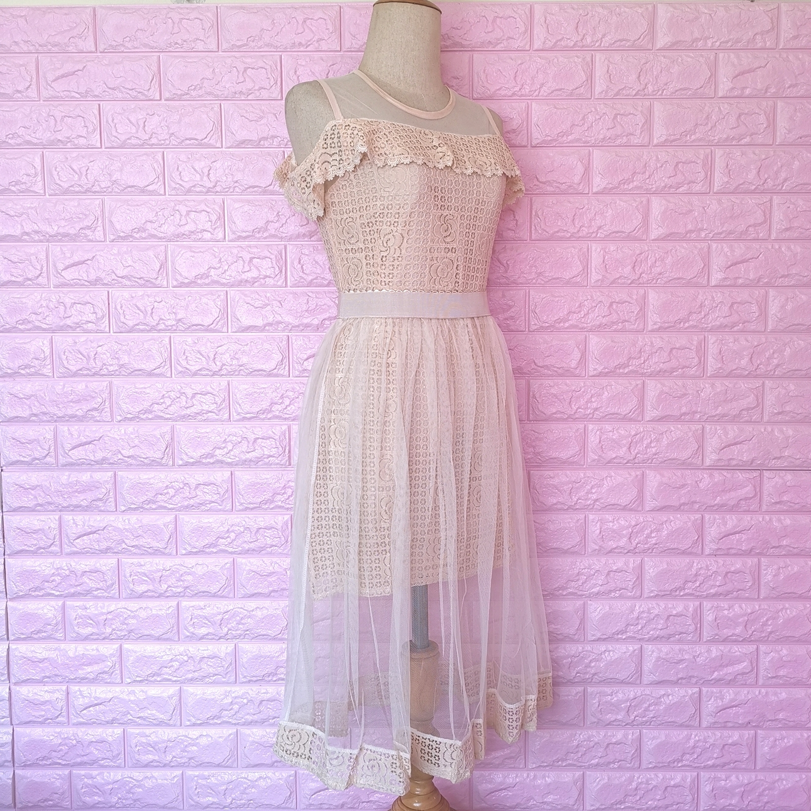 Dress4750 เดรสลูกไม้สีครีมเว้าไหล่แต่งระบาย มีกระโปรงผ้ามุ้งเอวยืดชายลูกไม้