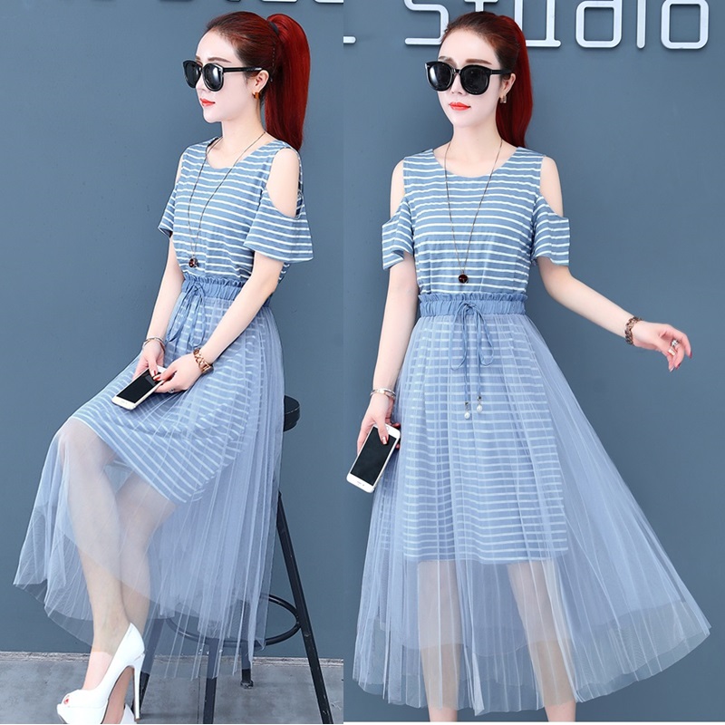 Dress4619 เซ็ท(เดรส+กระโปรง) เดรสยาวเว้าไหล่ลายริ้วสีฟ้าขาวผ้านุ่มยืดหยุ่นสูง+กระโปรงยาวผ้ามุ้งสองชั้นเอวยางยืดสีฟ้าเข้าชุด งานน่ารักเก๋ๆ ดูดีไม่ซ้ำใคร แมทช์ได้ลงตัว ใส่ได้ทุกโอกาส