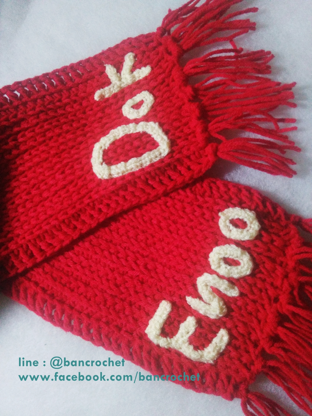 ผ้าพันคอปักลายสีแดง