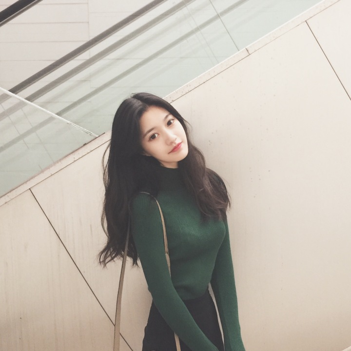 สีเขียว : เสื้อสเวตเตอร์ ไหมพรมคอตั้ง ลายทางในตัว ผ้ายืดได้เยอะ