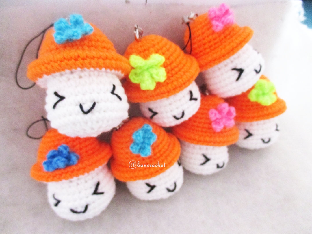 พวงกุญแจเห็ดถัก สีส้ม