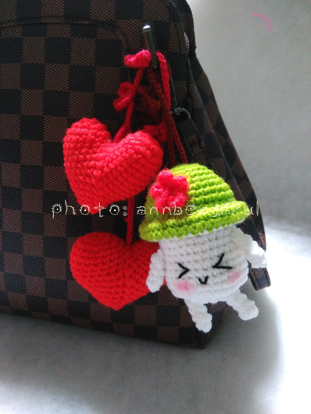 ที่ห้อยกระเป๋าเห็ดถักสีเขียวพร้อมห้อยหัวใจคู่