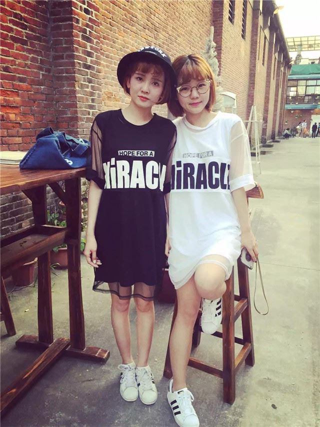 เดรส ผ้าตาข่าย แนวๆ มี 2 ชิ้นนะคะ เสื้อตัวในสกรีนลาย ตัวนอกผ้าตาข่ายแต่งลายอีกชั้น จะใส่รวมหรือแยกก็เก๋จ้า สีขาว/สีดำ