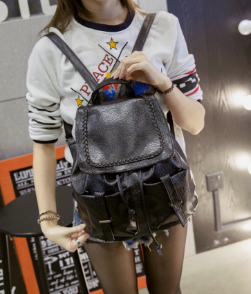 กระเป๋าเป้ หนังสีดำ ด้านในเป็นหูรูด หยิบของง่าย ใส่ของได้เยอะ black