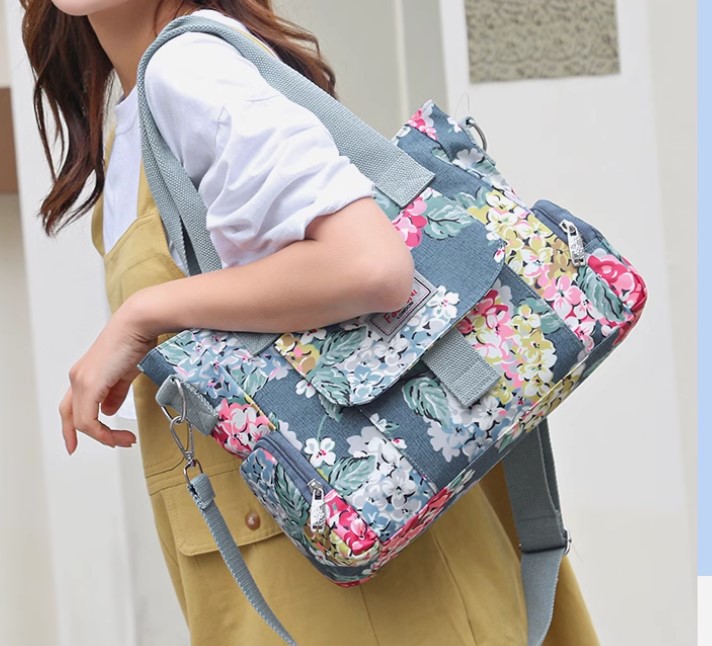 กระเป๋าสะพาย ลายดอกไม้ กระเป๋าแฟชั่น กระเป๋าสะพายข้าง กระเป๋าถือ ผ้าไนลอน กันน้ำ ดีไซน์ เก๋ แยก 3 ช่อง 622387