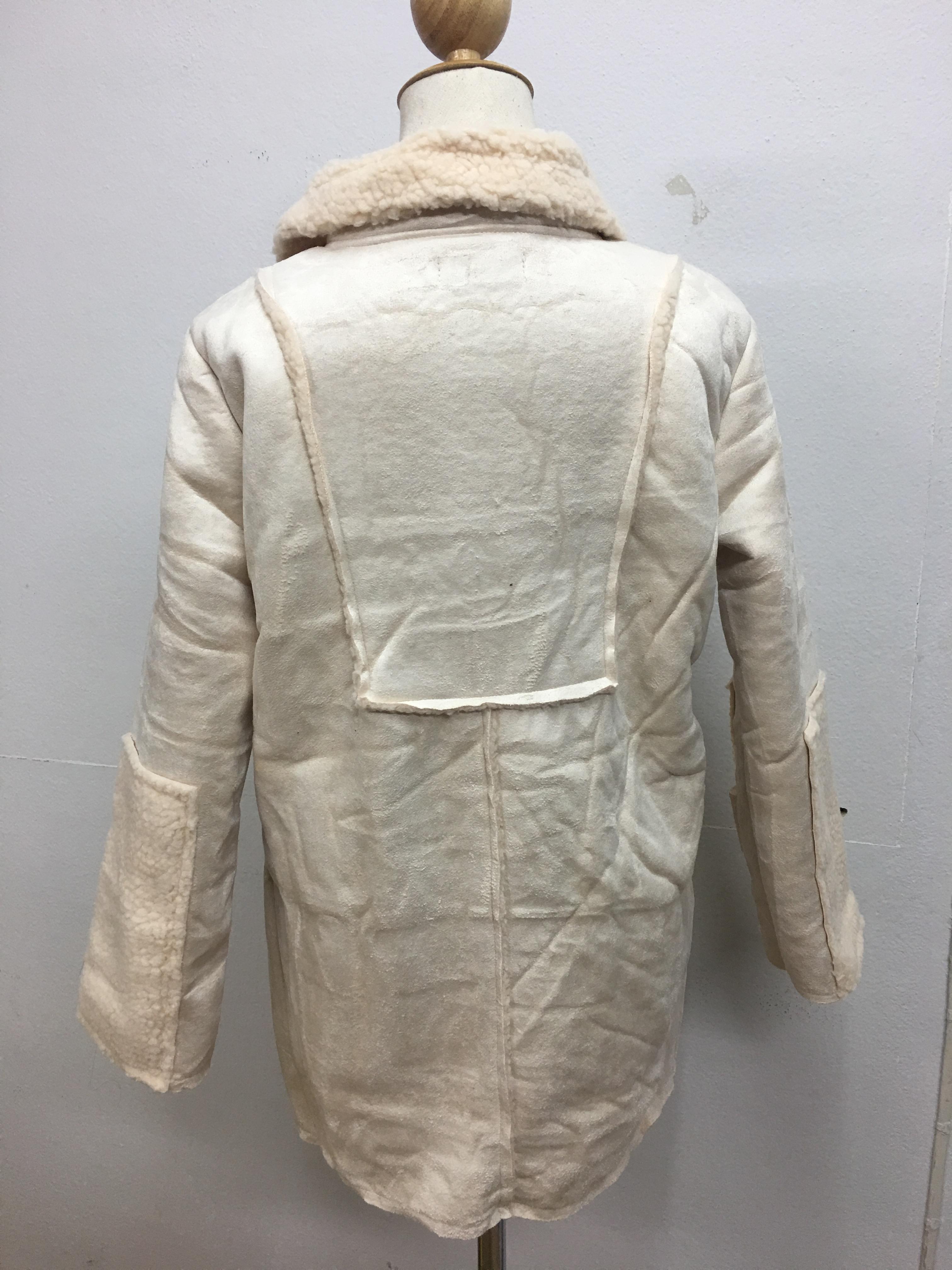 เสื้อกันหนาว สีครีม เนื้อผ้าคล้ายๆหนังกลับ+กำมะหยี่ แต่งขนแกะด้านใน ดูดี อุ่นนนน แบบเก๋สุดๆ พร้อมส่งเลยจ้า งานตามแบบ