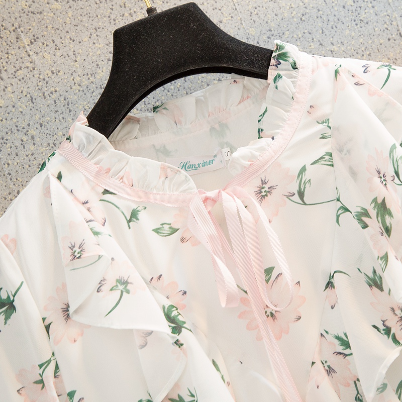 Blouse3788 เสื้อชีฟองสีครีมลายดอกไม้สีชมพู แต่งระบายที่คอ ช่วงอกและปลายแขน ผ้าชีฟองเกรดพรีเมียมเนื้อดีหนาสวย มีซับในอย่างดี งานสวยผ้านุ่มใส่สบาย แมทช์กับอะไรก็สวย