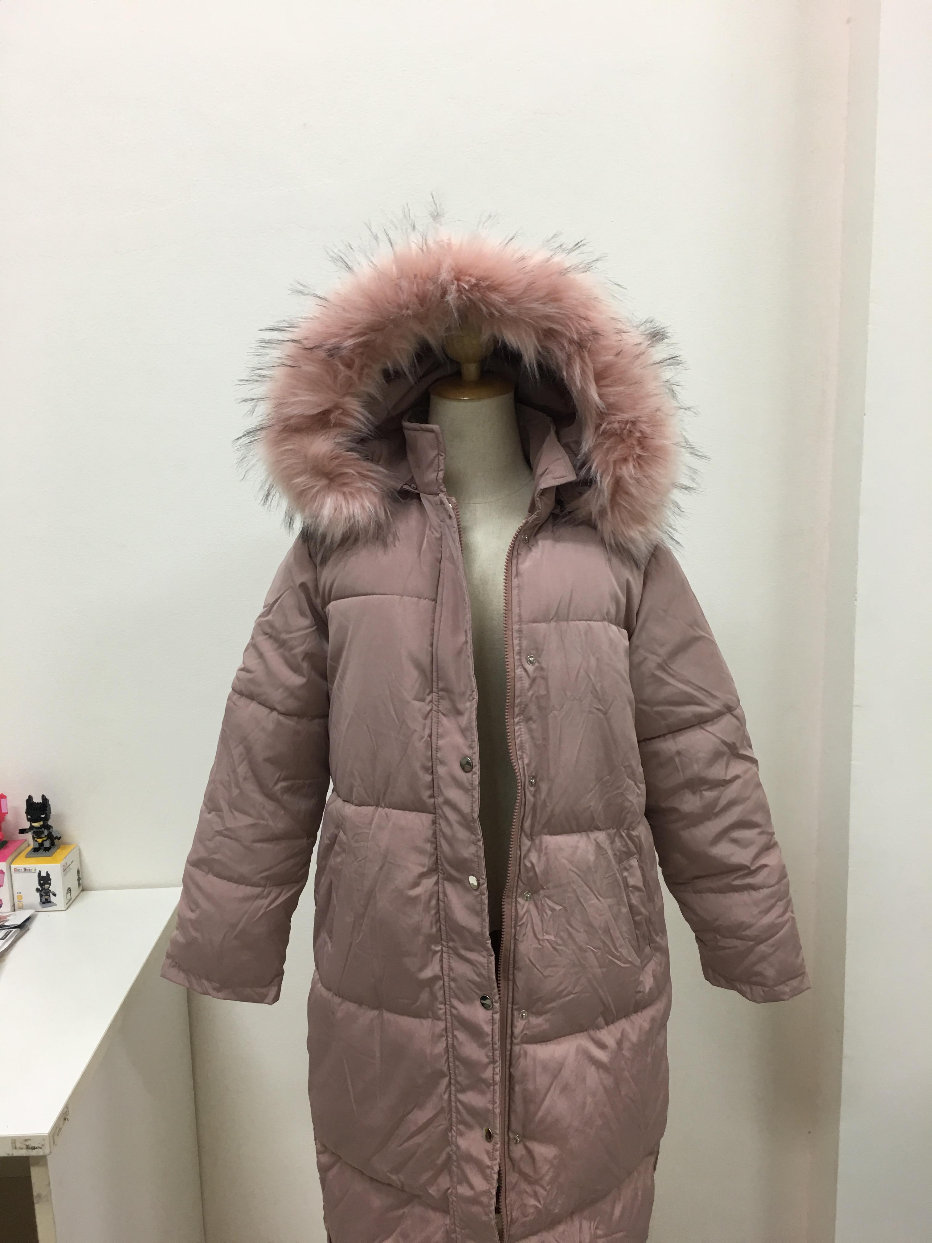 เสื้อกันหนาวฮู้ดดี้ ทรงยาว แต่งเฟอร์หนาฟู สีชมพูหม่น งานเกรดดีเหมือนแบบ อุ่นมาก หิมะก็เอาอยู่ (ถอดขนถอดฮู้ดได้)