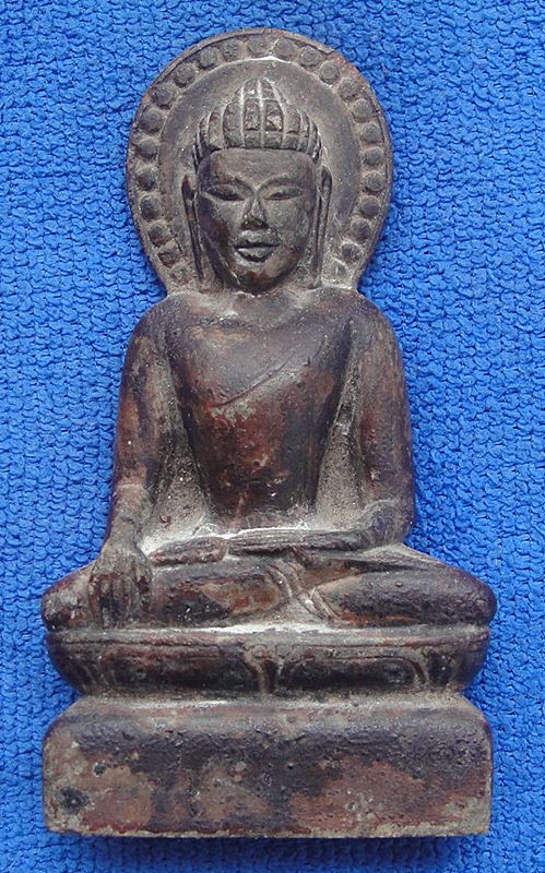 พระหินแกะพระพุทธหลังธรรมจักร