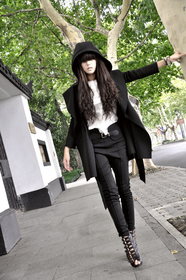 เสื้อคลุมทรงเก๋ สีดำ จะผูกเอวหรือจะใส่แบบปล่อยๆ ก็เก๋ เนื้อผ้ายืดหยุ่นมีน้ำหนักทิ้งตัว ไม่หนาใส่คลุมสบายๆ มีฮู้ดค่ะ Black