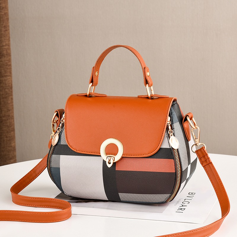 กระเป๋าสะพายข้างผู้หญิง กระเป๋าแฟชั่น By AKAF