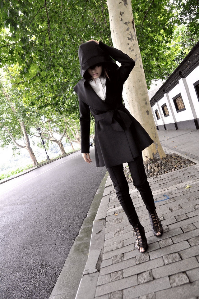 เสื้อคลุมทรงเก๋ สีดำ จะผูกเอวหรือจะใส่แบบปล่อยๆ ก็เก๋ เนื้อผ้ายืดหยุ่นมีน้ำหนักทิ้งตัว ไม่หนาใส่คลุมสบายๆ มีฮู้ดค่ะ Black