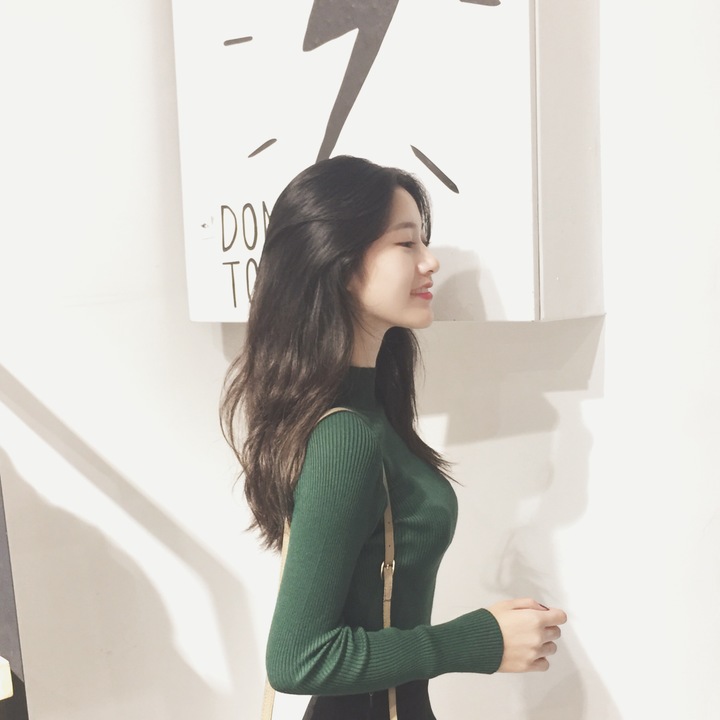 สีเขียว : เสื้อสเวตเตอร์ ไหมพรมคอตั้ง ลายทางในตัว ผ้ายืดได้เยอะ