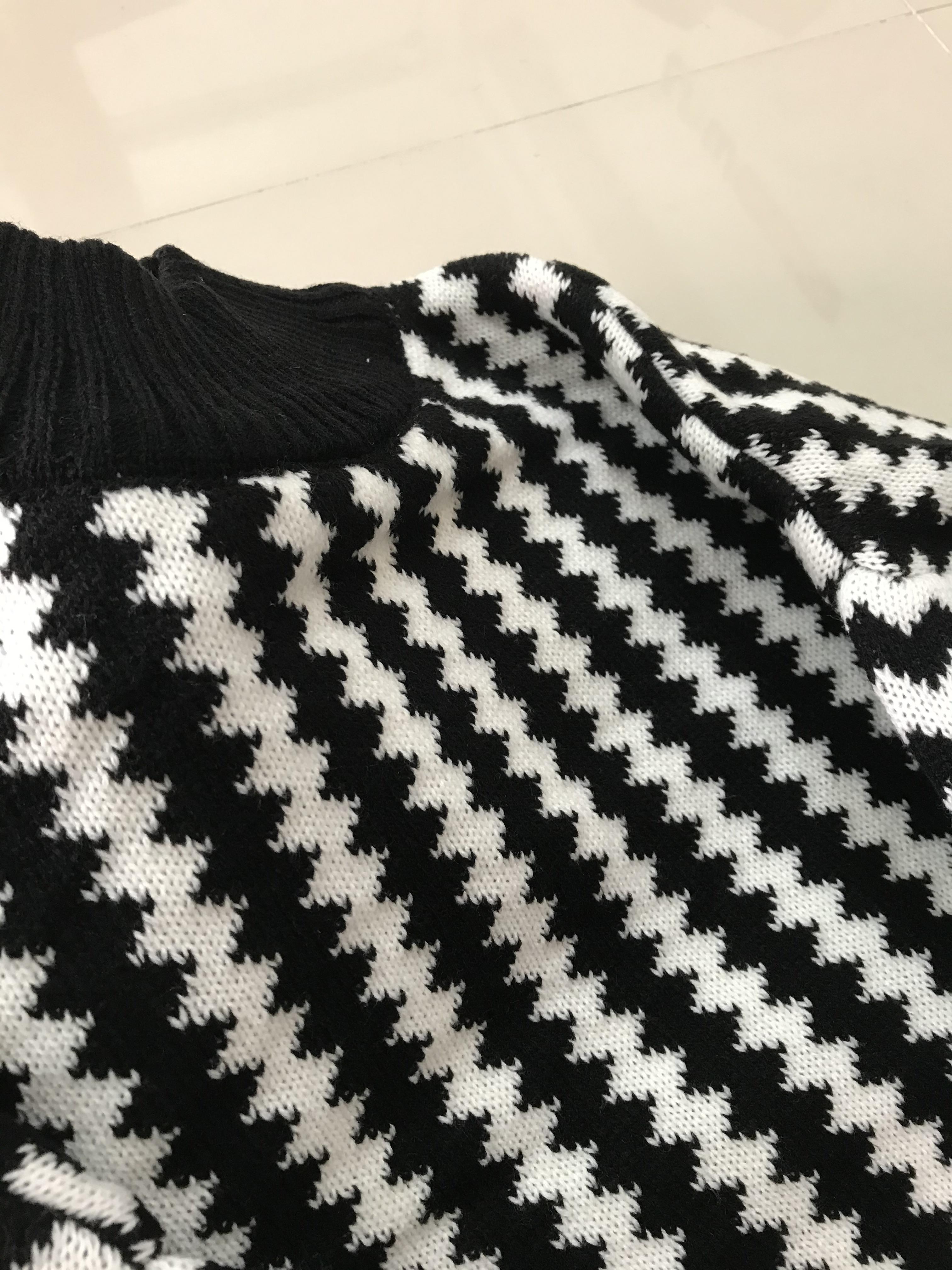 เสื้อไหมพรมคอปีน เนื้อดี ลายขาวดำเก๋ๆ ทรงสวย ไม่เหมือนใคร พร้อมส่งจ้า