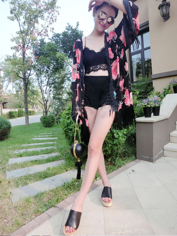 เสื้อคลุมแฟชั่น ผ้าชีฟองลายดอกเนื้อดี แต่งริ้วชายทุกด้าน เก๋มากค่ะ พร้อมส่ง same pic