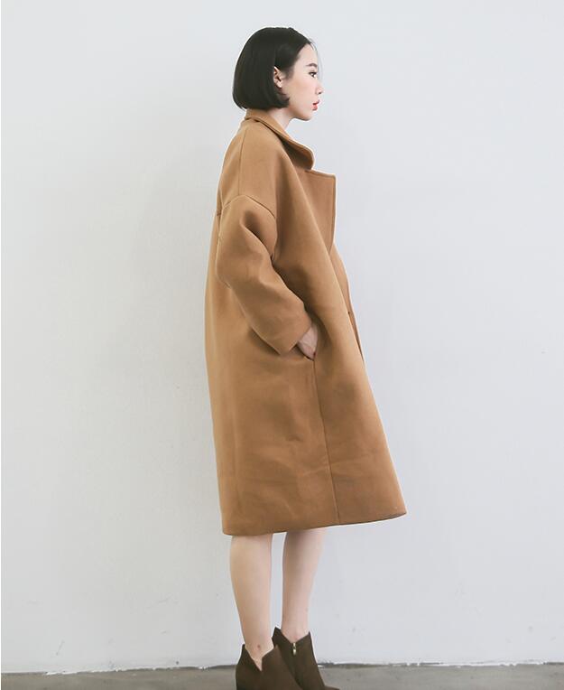 เสื้อโค้ทกันหนาว ทรงสวย สีน้ำตาลครีม แบบผู้ดี ผ้าวูลผสมผิวสัมผัสดี ผ้าเนื้อหนา บุซับในกันลม จะใส่คลุม หรือใส่เป็นเสื้อโค้ทปกติก็เก๋ค่า งานดีเลยน้ารุ่นนี้ พร้อมส่งจ้า สีน้ำตาลครีม โทนอ่อนกว่าในภาพนิดนึง