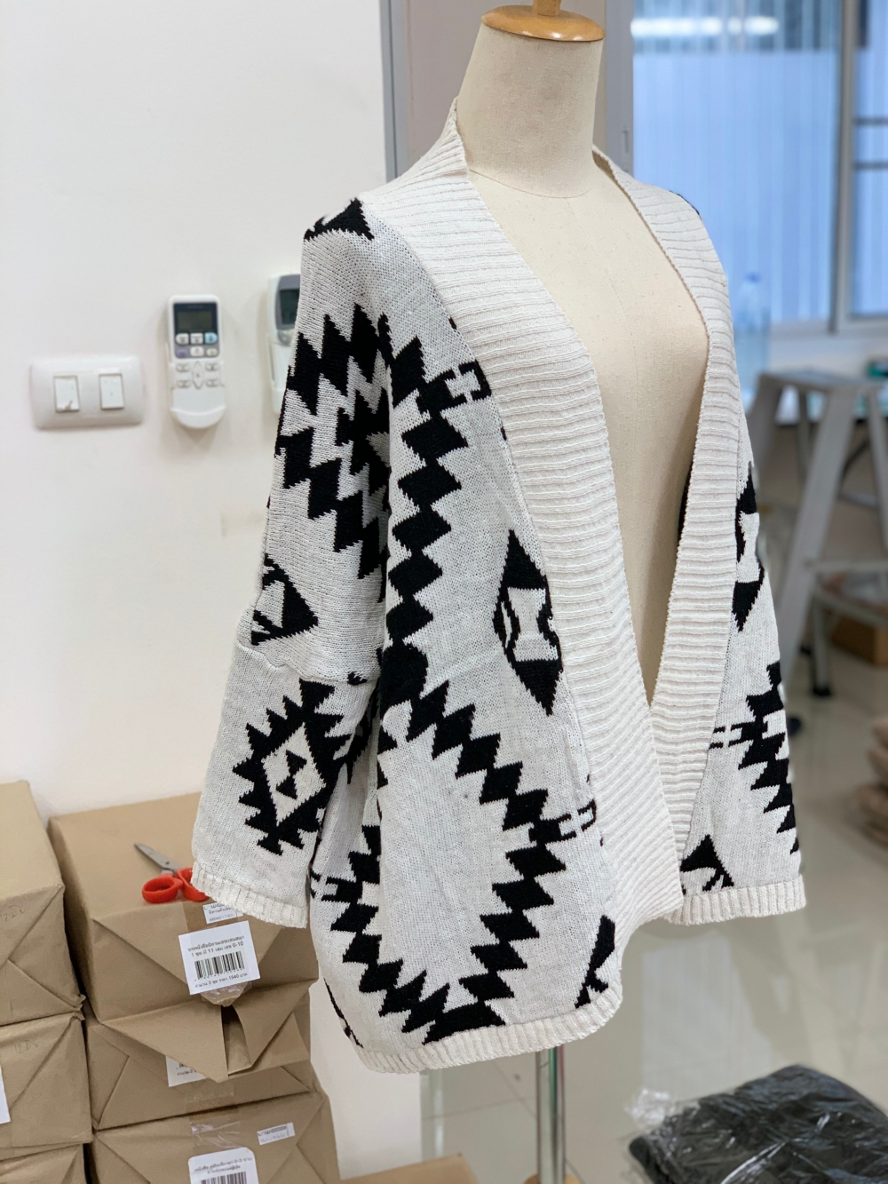 เสื้อกันหนาวไหมพรมถัก ทรงสวย แต่งลายเก๋ ครีม-ดำ ครีม-ดำ ครีม-ดำ