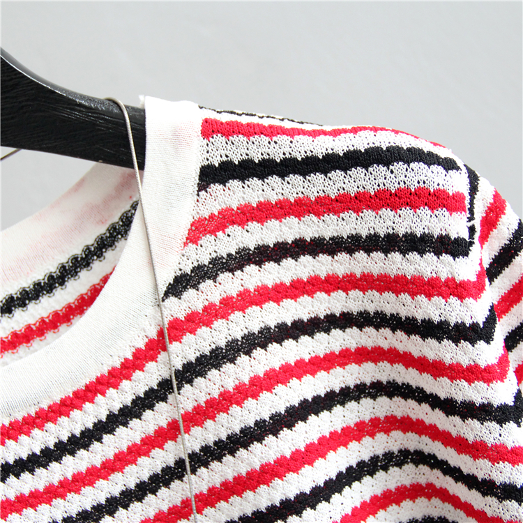 Blouse3910 เสื้อแฟชั่นนำเข้า เสื้อไหมพรมลายริ้วโทนสีขาวแดง งานผ้าไหมพรมเนื้อดีนุ่มเนียนยืดขยายได้เยอะมาก ผ้ามีน้ำหนักทิ้งตัว ทรงปล่อยใส่สบาย งานสวยใส่ง่ายน่ารักมาก แมทช์กับอะไรก็เข้า