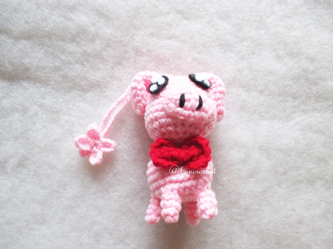 พวงกุญแจหมูถักไหมพรม ขนาด 4 นิ้ว pig crochet keychain 4 inch