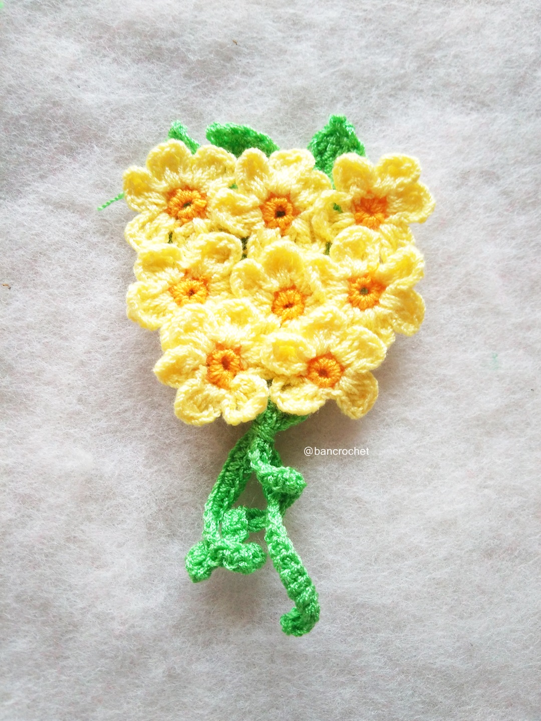 ช่อดอกไม้จิ๋วถักโครเชต์ Mini flower bouquet crochet สีเหลืองอ่อน 5 นิ้ว