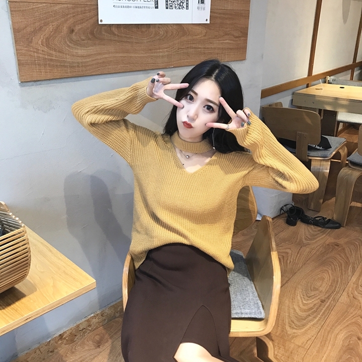 สีเหลืองน้ำตาล : เสื้อสเวตเตอร์ ไหมพรมคอวี แต่งสายคาด ลายทางในตัว ไหมพรมเส้นเล็ก เนื้อนุ่ม พร้อมส่ง