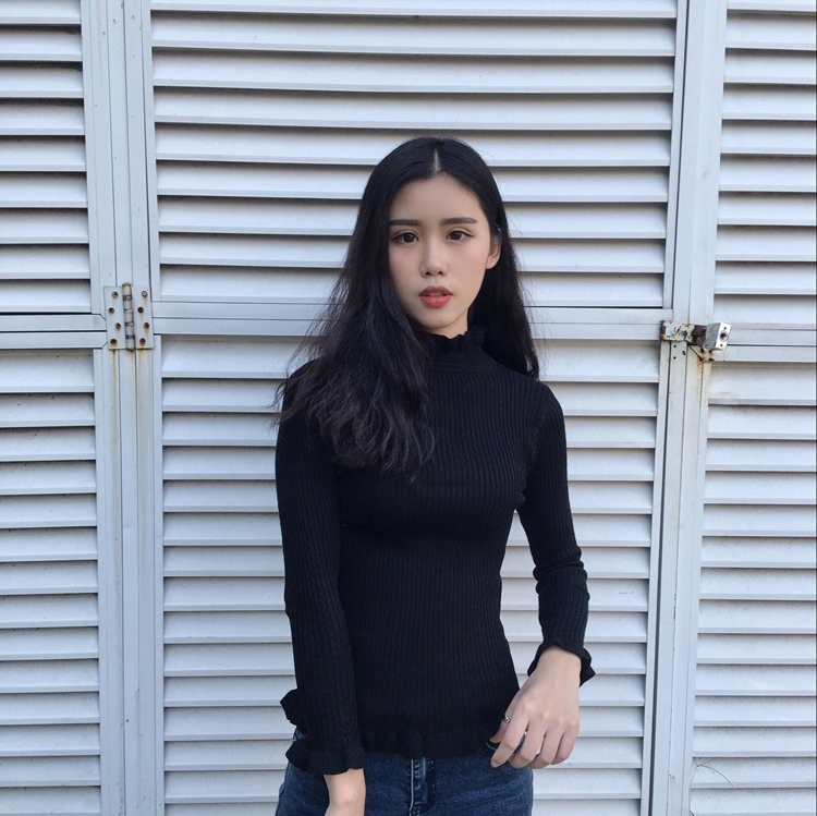 สีดำ : เสื้อไหมพรมคอเต่า ผ้านุ่ม แต่งช่วงปลายคอ แขน ชายเสื้อ ผ้าร่องมี texture ในตัว งานดี ยืดได้เยอะ